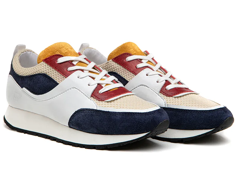 Paire de baskets de running multicolores sur fond blanc