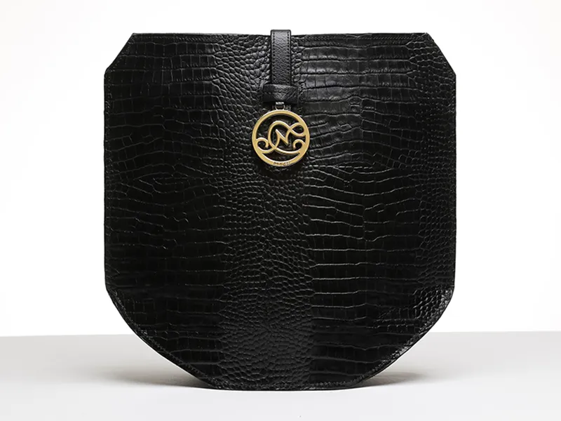 Sac en cuir façon croco noir avec fermoir doré
