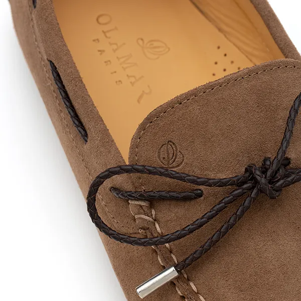 Détail du lacet tressé et du daim d’un mocassin